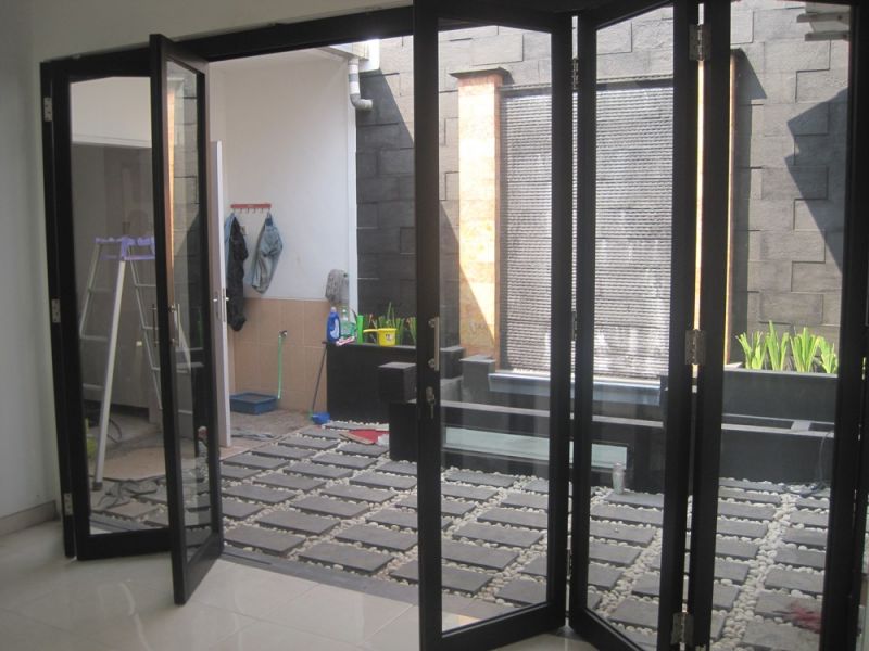 6 Desain Pintu Kaca  yang Bikin  Hunian Bak Rumah Selebritis